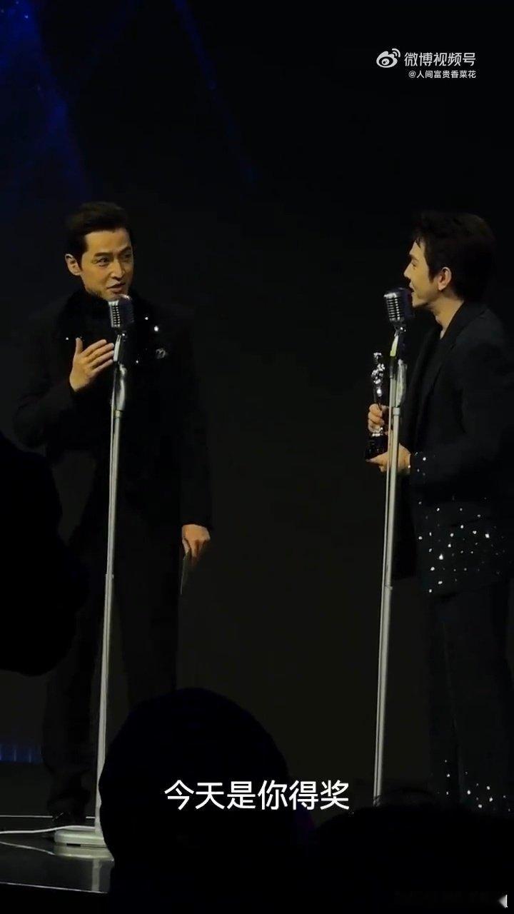 胡歌李佳琦 高情商过招 颁奖台上胡歌为李佳琦颁奖，句句夸赞尽显专业与欣赏，李佳琦