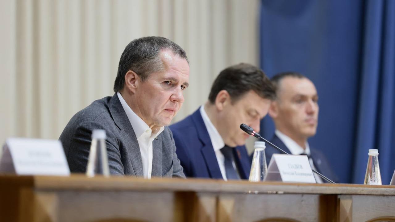 别尔哥罗德州长命令逃离该地区的约90名政府官员返回岗位履行职责。
因乌克兰持续大
