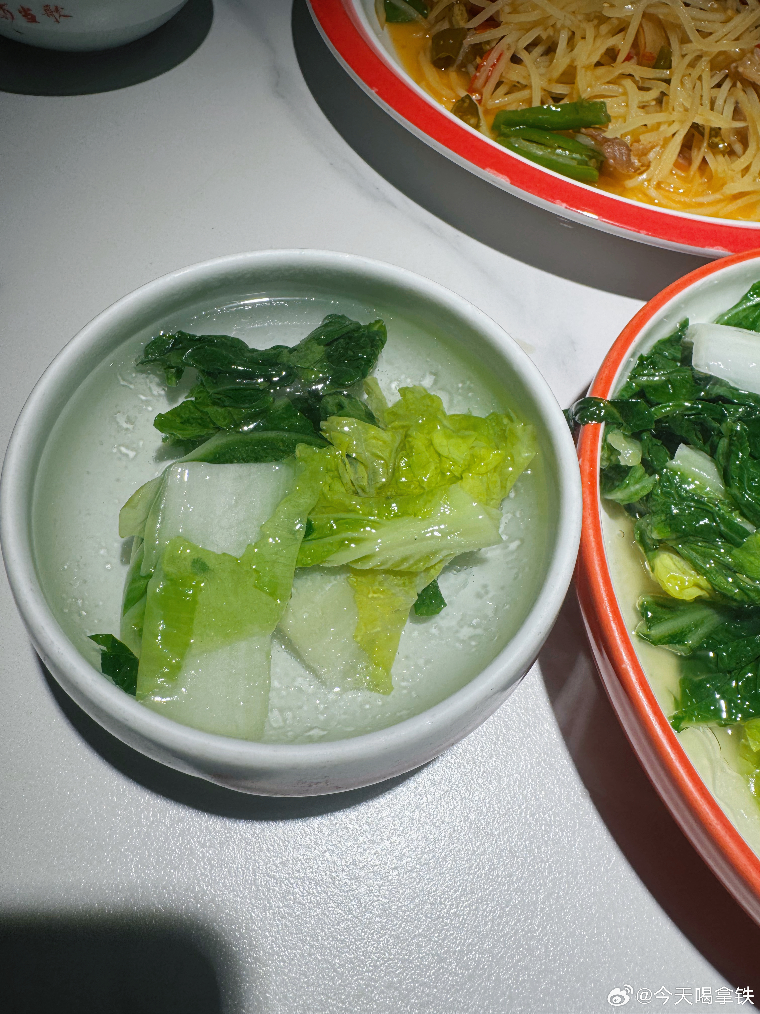 拿铁时间 中午虎姐夫说想吃川菜。来这家我曾经被土豆丝惊艳，点了第二盘的店。今天的