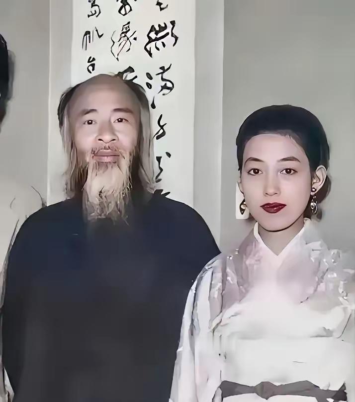 1952年的一天，18岁的山田喜美子站在53岁的张大千面前，脱下所有衣服，涨红着