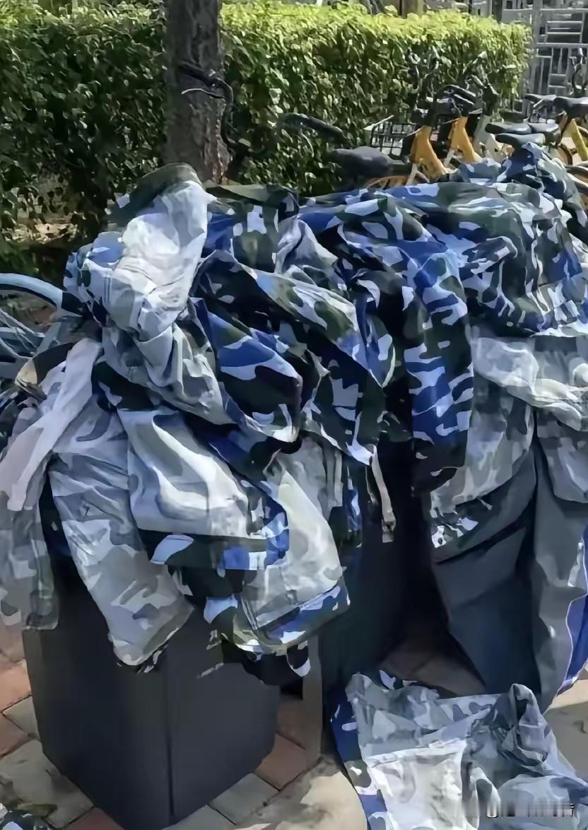 大学有必要买军训服吗?军训，统一服装是有必要的，但是，目前都是采用“米彩服”，训