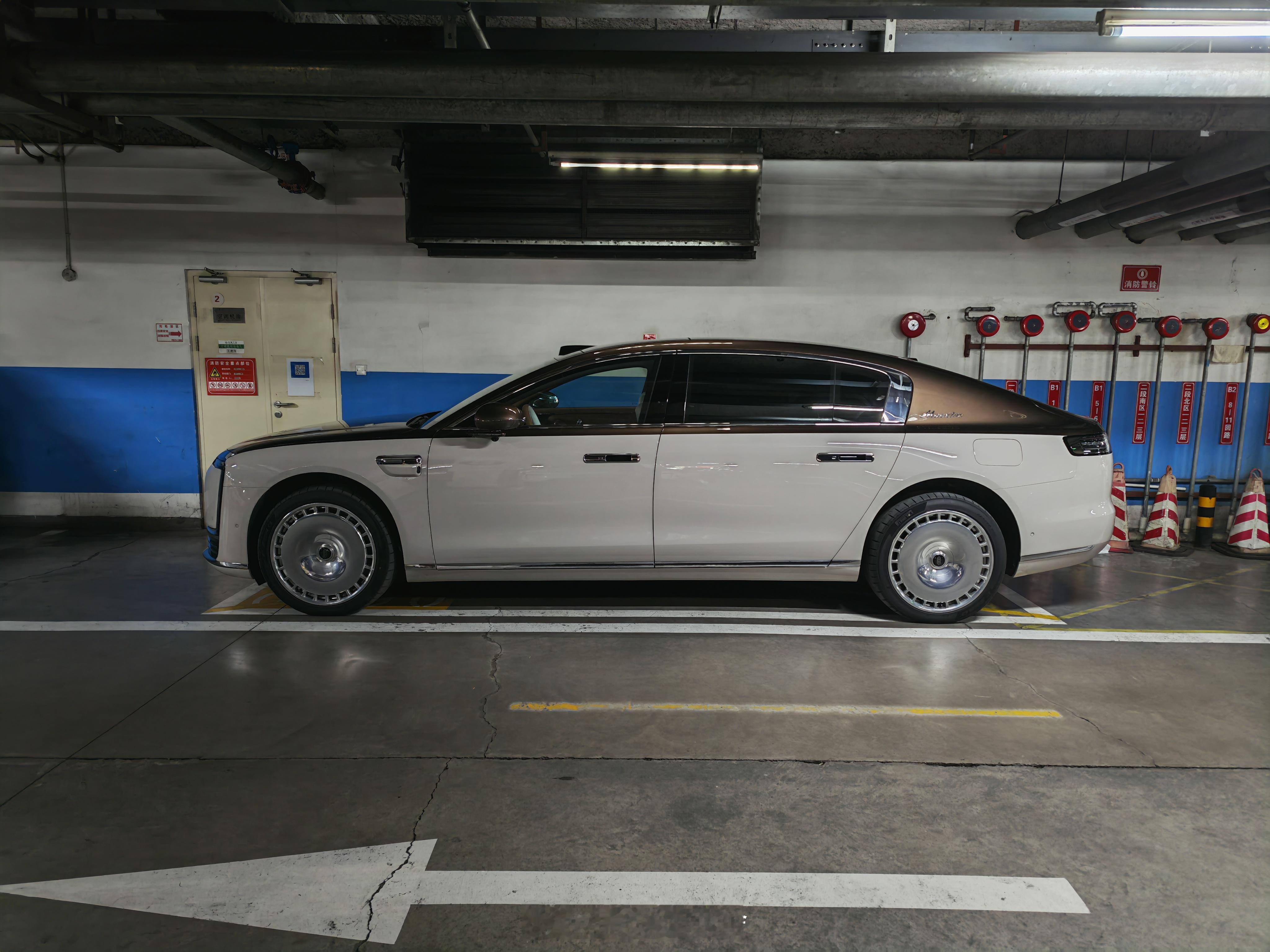 开尊界s800 去了趟超市，发现一个车位停不下