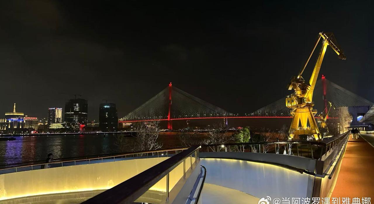 面对面的交流感觉，就是更能感受彼此的眼神、语气和动作，能让之前的思想精神层面的交