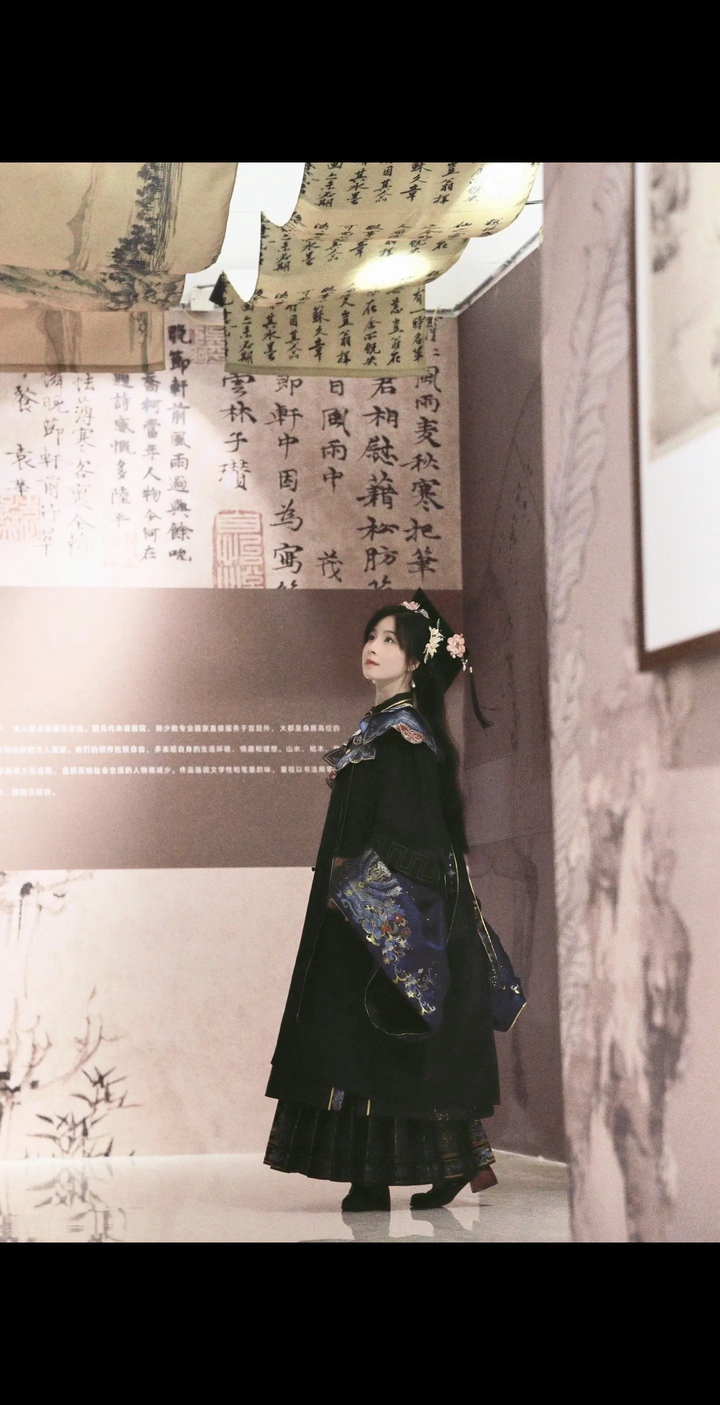 云肩学士服|也算弥补了毕业时的遗憾🎓。美了千年·中国传世名画艺术展终于来厦门啦，身临其境穿梭在千年文化历史风光里，感受艺术的魅力！ 这次穿明制云肩学士服去看展的体验太好啦