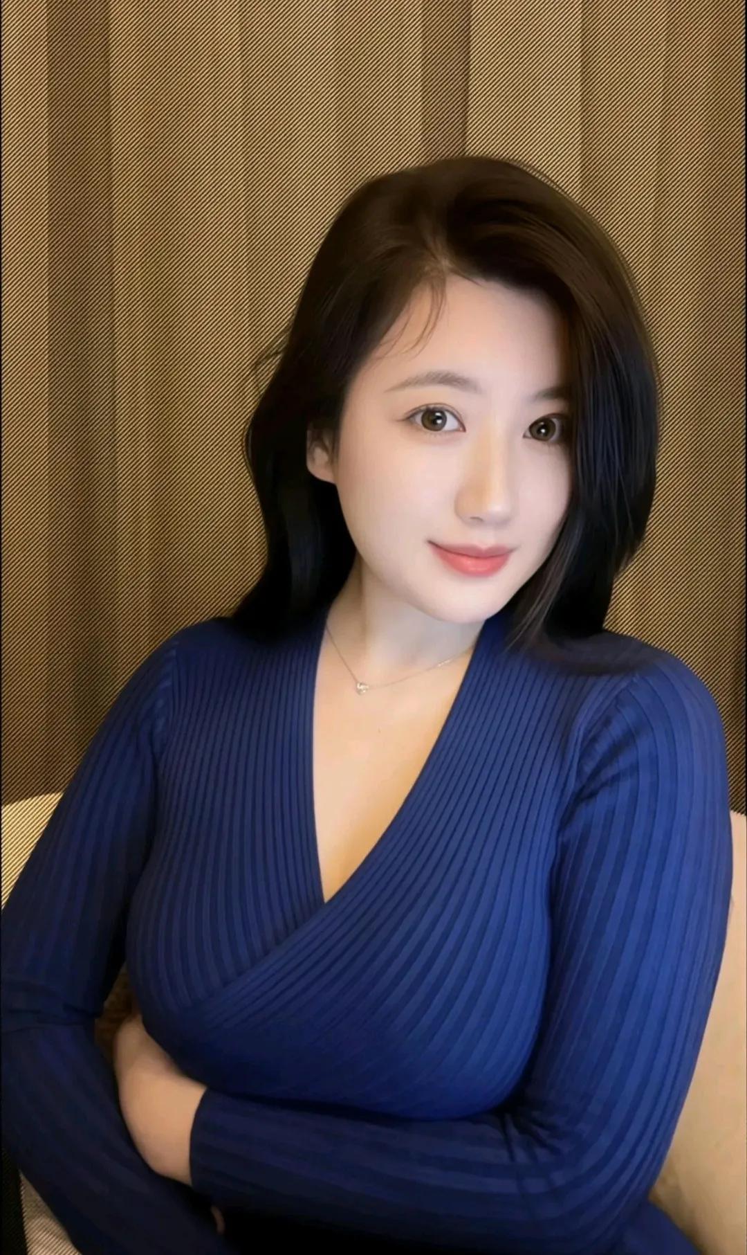 蓝衣美人坐，笑语动人心。