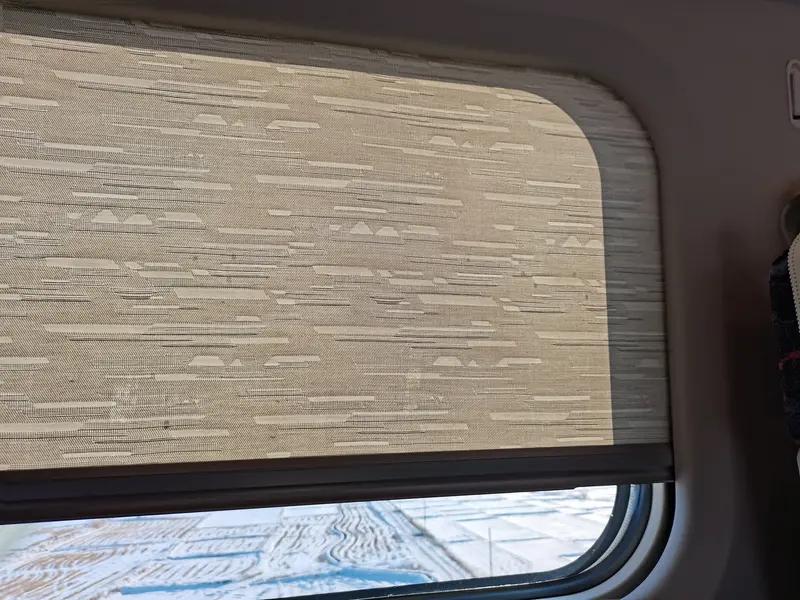 4月23日辽宁，女子坐高铁想睡觉拉遮阳帘，前座大姨却很执着一直往上推，没成想放下