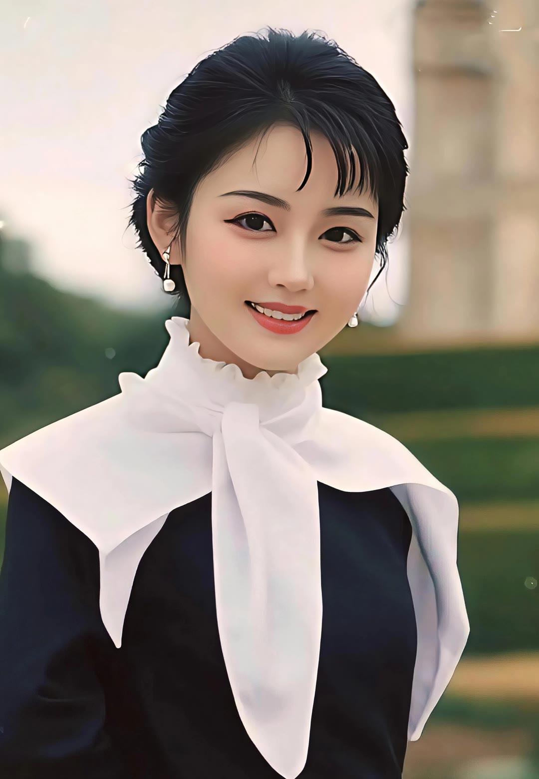 优雅黑裙搭配白色领结，甜美笑容，气质满分！🌸💃