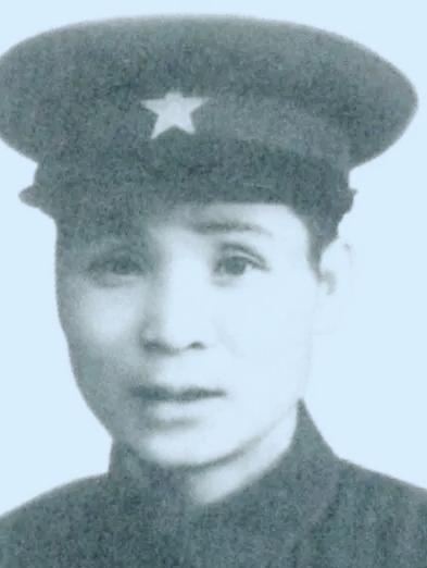1950年，开国上将王宏坤在一间药铺看到了昔日的老搭档，看到老搭档穷困潦倒的样子