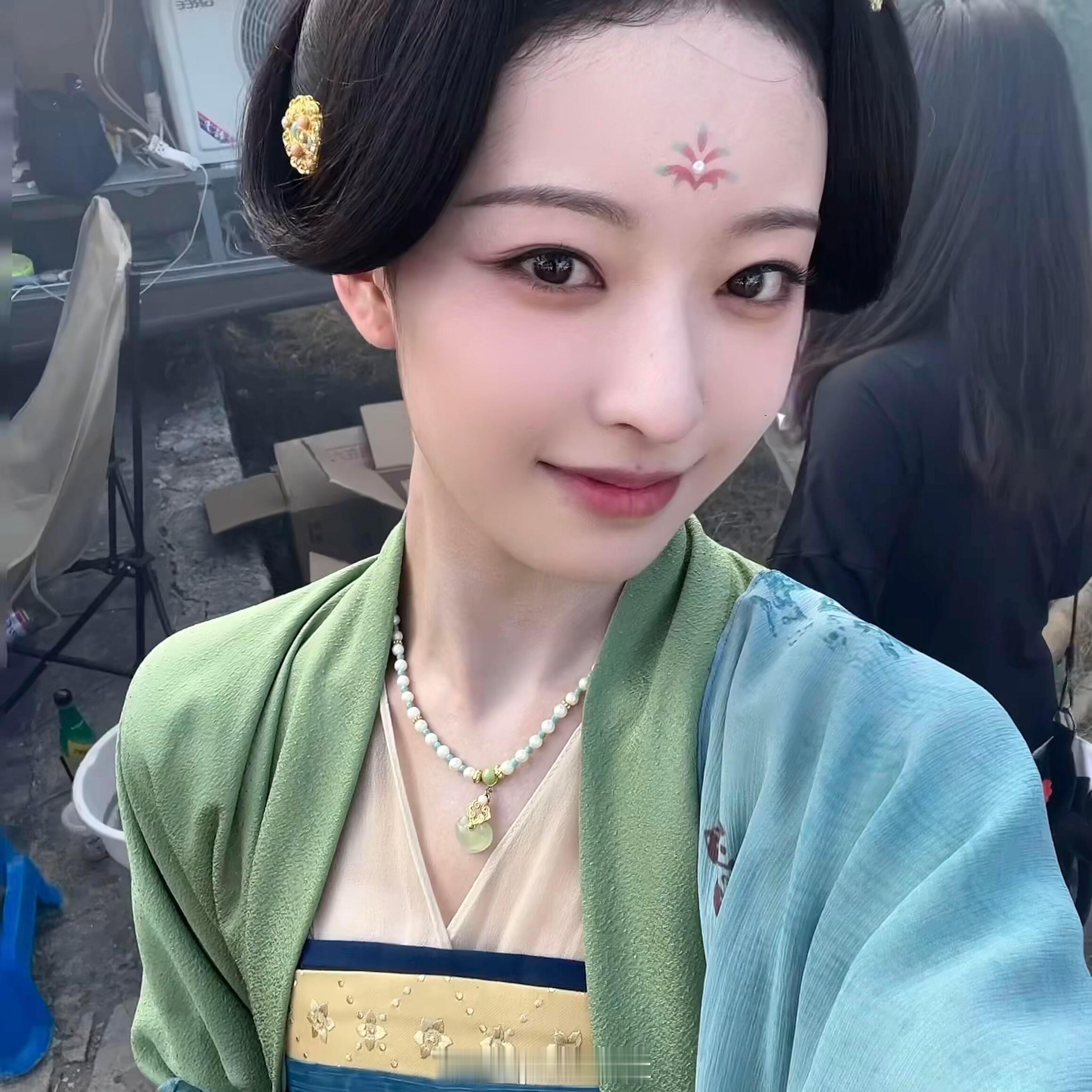杨舒伊第一部戏就搭白鹿和丞磊原来莫离女二就是之前最美证件照杨舒伊 当年那张证件照