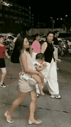 带娃不误锻炼
带娃与锻炼，真的可以兼顾！带着孩子去跳广场舞，既锻炼了身体，孩子也