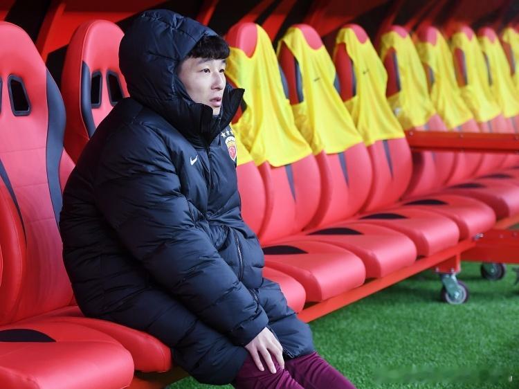 昨日足协官宣，2026中国超级杯落户南京奥体中心体育场，联赛冠军上海海港将与足协