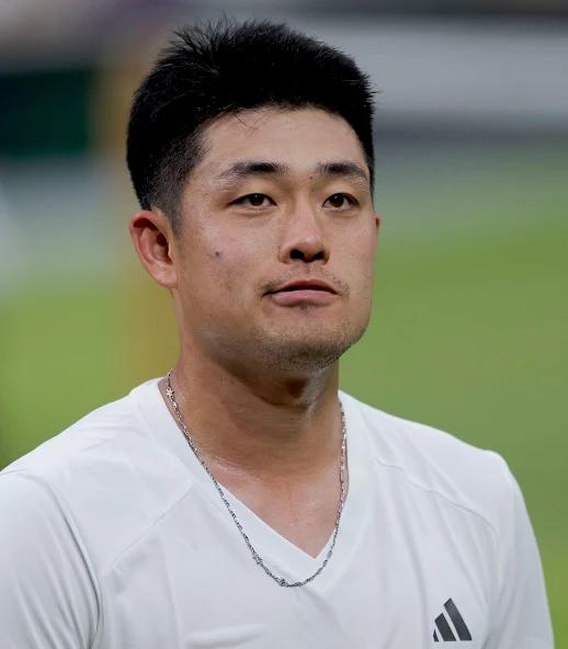 美网正赛开赛，
我国名将吴易昺3比0胜世界排名93的亚当·沃尔顿，第一盘吴易昺第