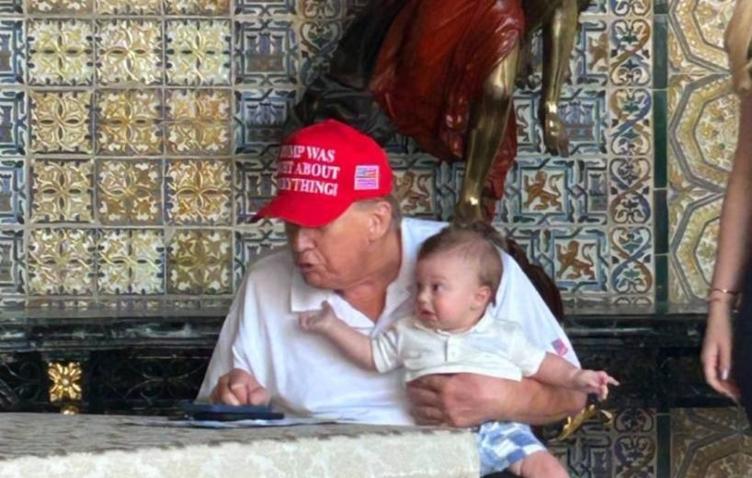 美总统的女儿蒂芙尼在X上发布了这位美国领导人与他的孙子亚历山大的照片，照片的签名