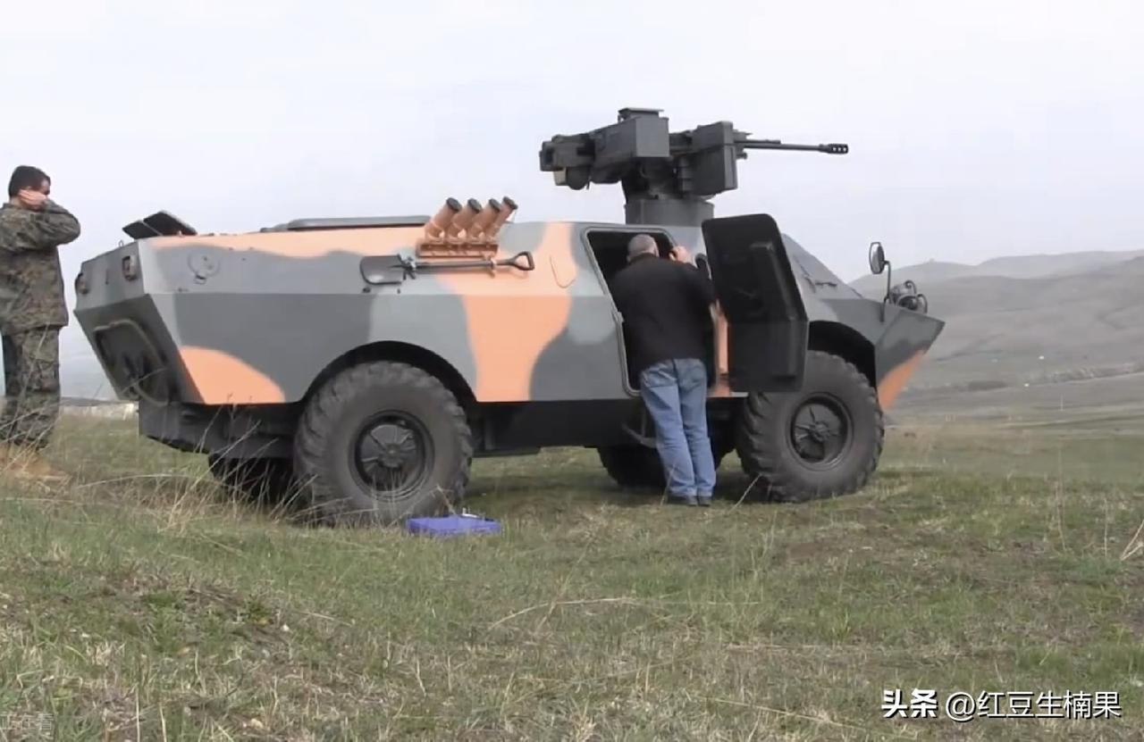 国外某国军工企业，生产的军用装甲车，除了那门疑似小口径火炮的装备，其它真的不堪入