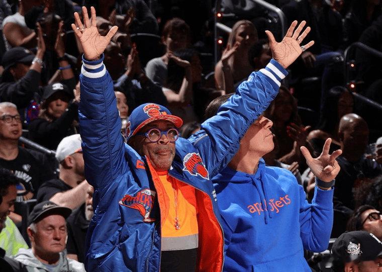 明天尼克斯主场打湖人的票价创了纪录，场边票价7万美元，山顶票价375美元。据票务