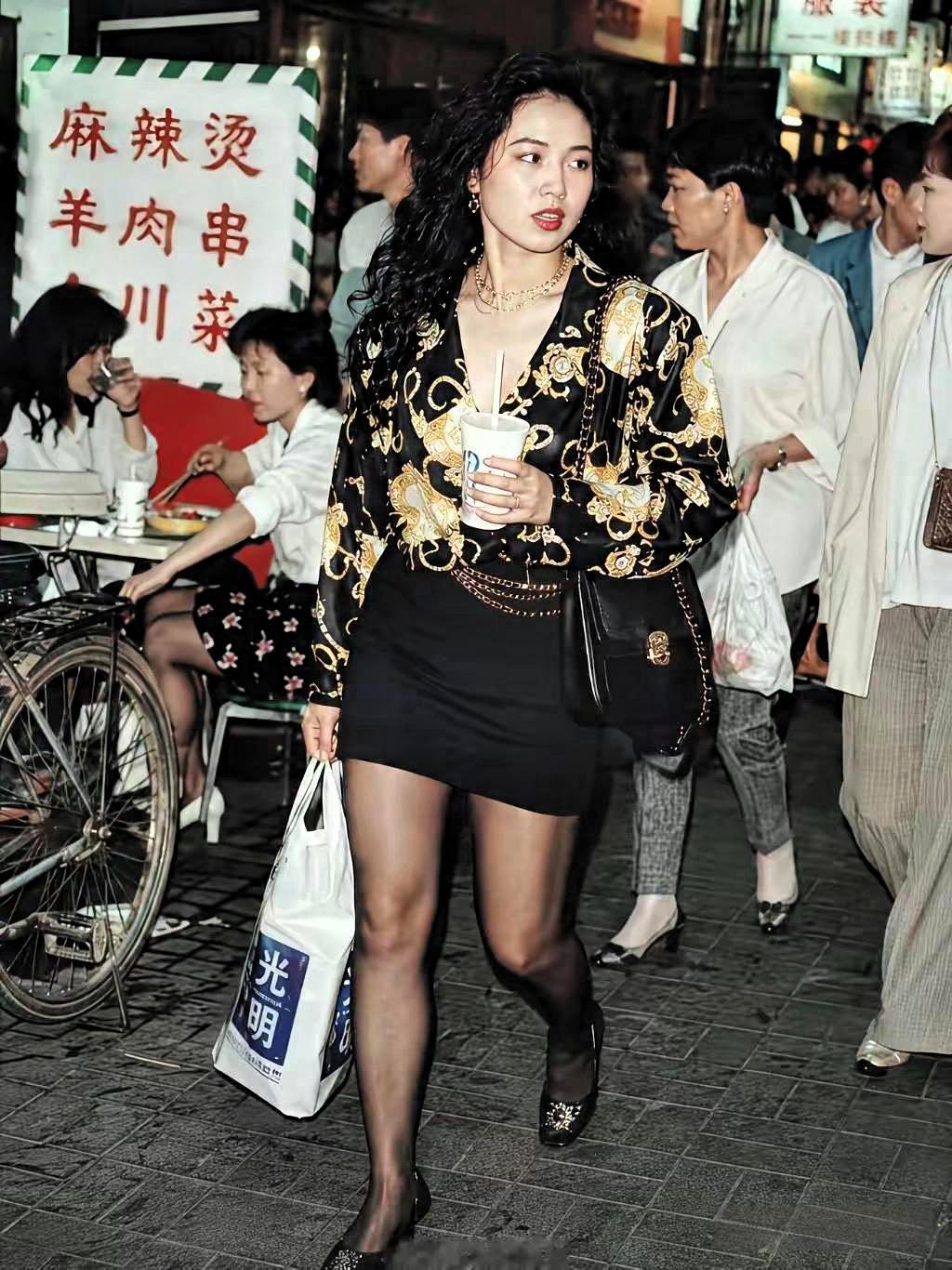 回忆九十年代的深圳！
图中，深圳东门老街的年轻女子穿着极为时髦，正在逛街。家中还