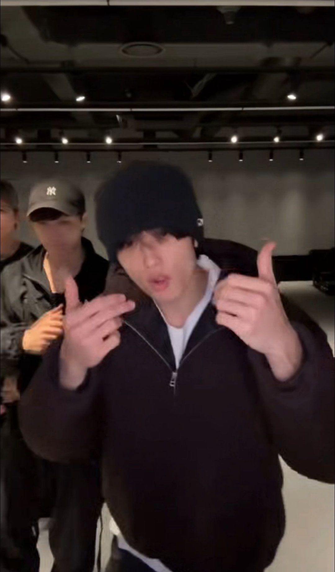 几人携手营业超亮眼！颜值抗打实力出众，舞台魅力隔着屏幕都能感受到，超圈粉！ 