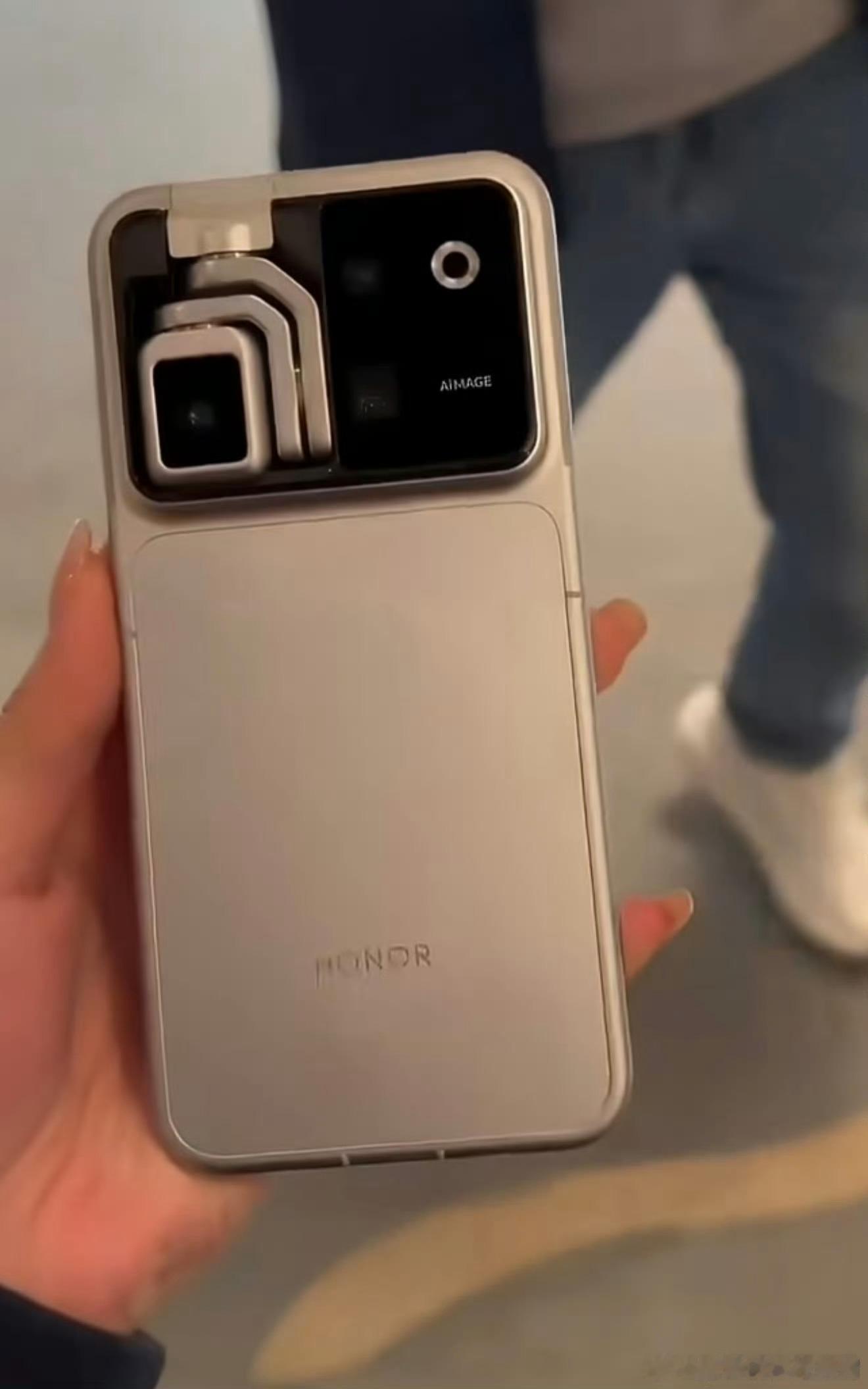 荣耀Robot Phone应该很快就要发布了，看形态很多人觉得它就是云台相机➕手