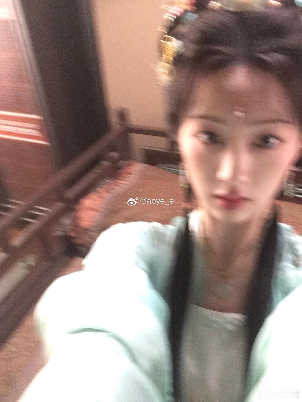 这个女孩萌萌的出现惹 