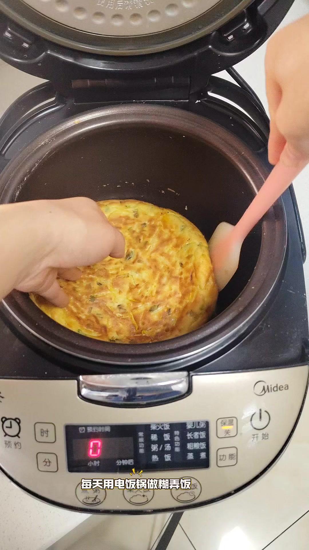 每天用电饭锅做低卡糊弄饭的快乐谁懂啊！
白萝卜擦丝，胡萝卜擦丝，加盐、胡椒粉、十