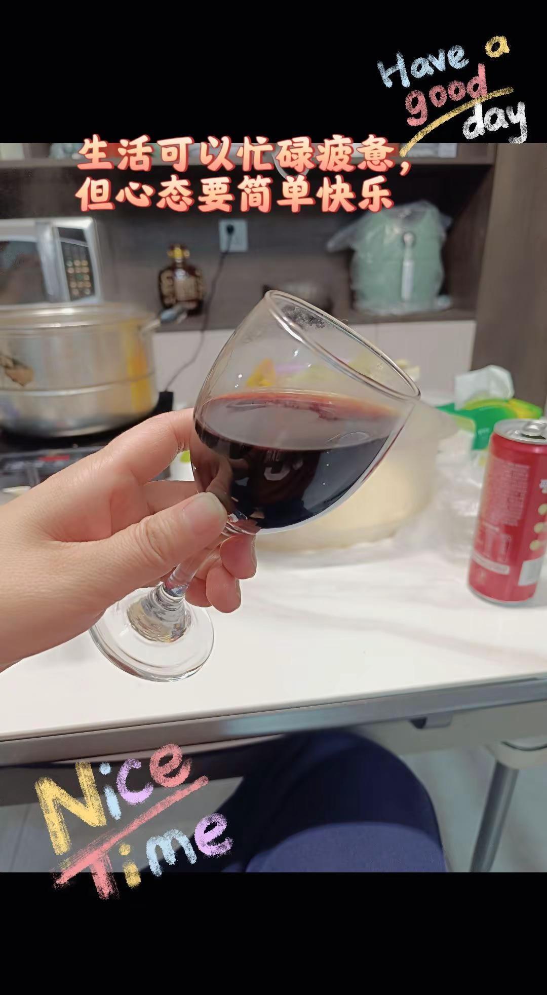 独酌一杯，一切都在酒中，微醺中找寻片刻宁静和最温柔的慰籍。