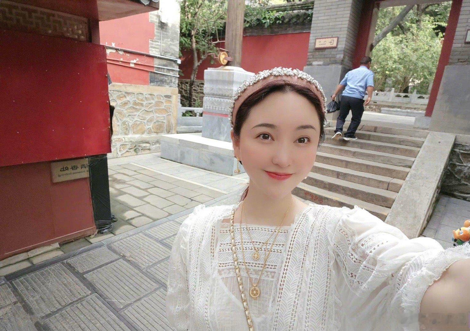 41岁的金莎穿蕾丝裙少女感满满，和男友感情稳定，一看就是被爱情滋润的女人。 ​​