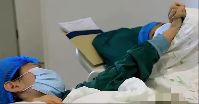 云南59岁父亲肝硬化晚期被下病危，儿子劝放弃，女儿却驱车3000公里拉去北京，结