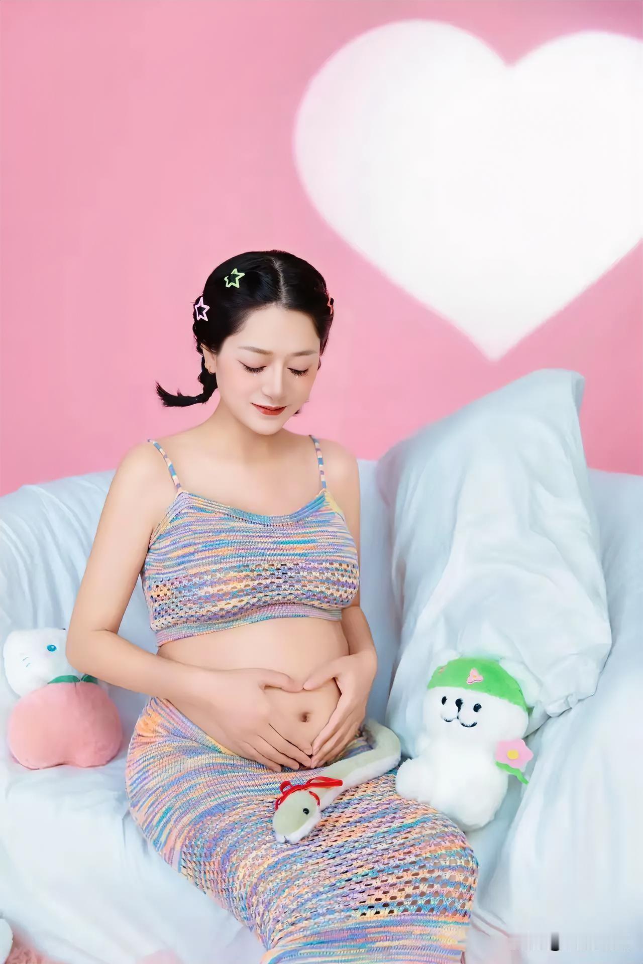 温柔的孕妈妈与萌宠相伴，粉色背景下的温馨时光。🌸💕