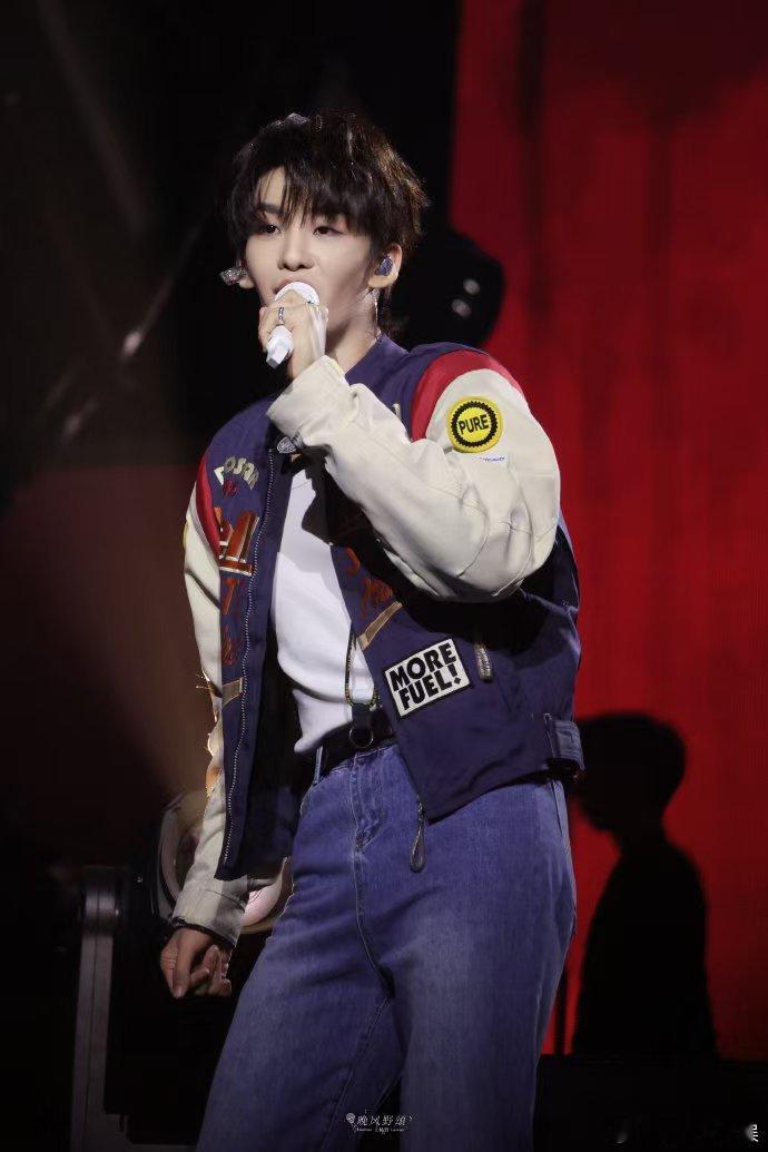 人有三急王赫野超急 王赫野演唱会当DJ，着急得像要去征服“三急星球”，在台上疯狂