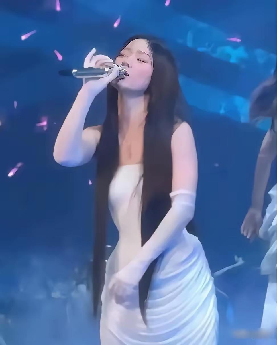 单依纯入魔了吗？
浑身上下清纯不再，反而添了很多不可理解的魔幻，让人捉摸不透。单