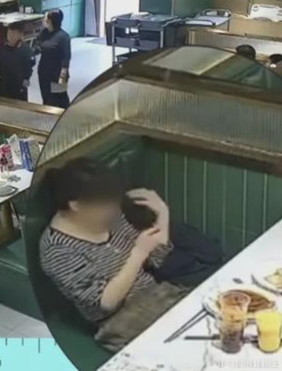 女子拔头发放盘中骗退款 近日，福建平潭一位女士为了“免单”也是拼了。吃完饭后，她