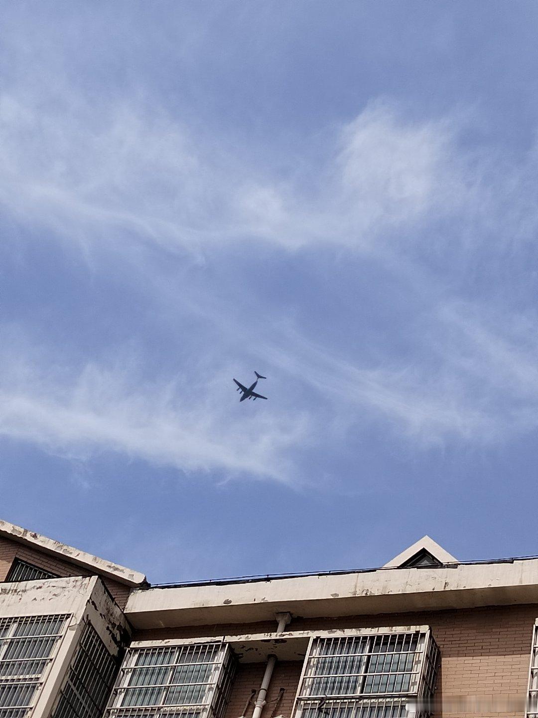 好大儿生气不理我了因为我吼他了下班回来奶奶抱着婴在楼下玩我停下车接过婴抱着他手里