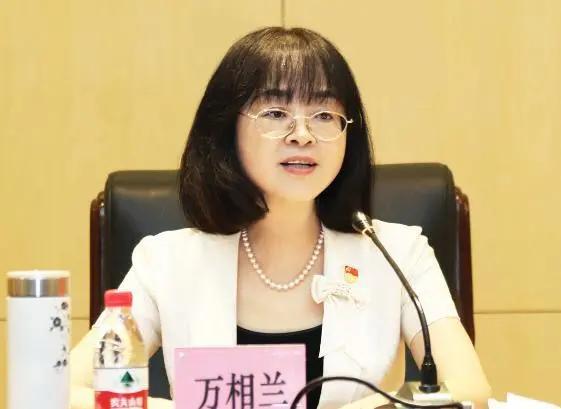 女干部的堕落：理想信念的缺失与纪律的丧失。贪官必被清除，人民心头之恨当解。

组