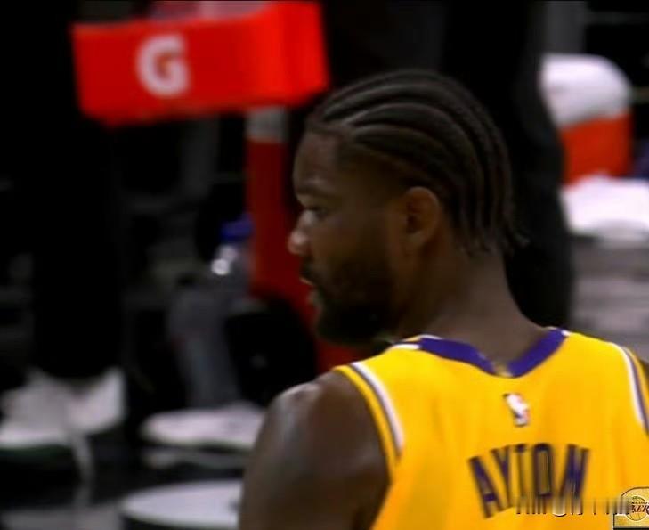 扣停太阳！艾顿终于得分了！

今天客场对阵太阳队的比赛，艾顿在上半场1分未得，状