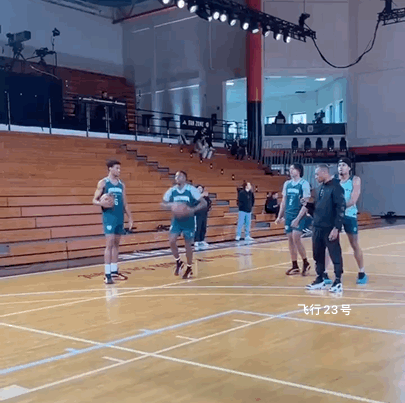 连自己都不敢相信的扣篮！
太不可思议了！
这比今年的NBA扣篮大赛强出几个档次！