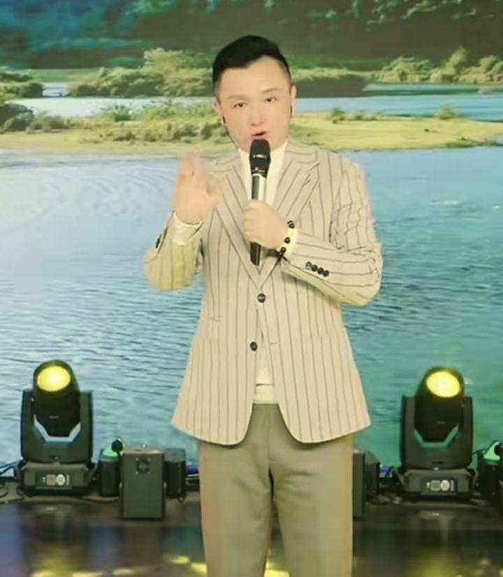 草原姊妹花“小虎牙”李牧臻抵达扬州啦，今日正值“小虎牙”的生日庆典。今晚7点半，