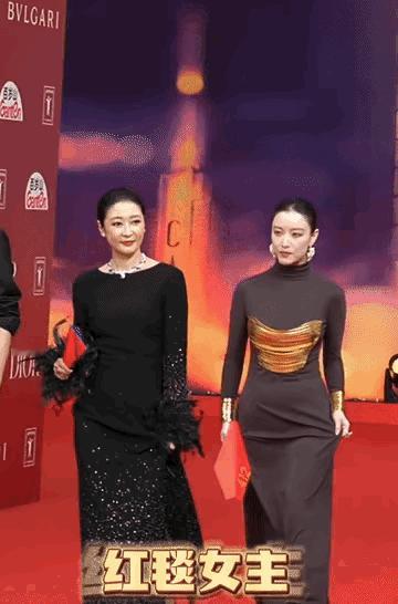 倪妮和周冬雨这个表情真的不好看…… 