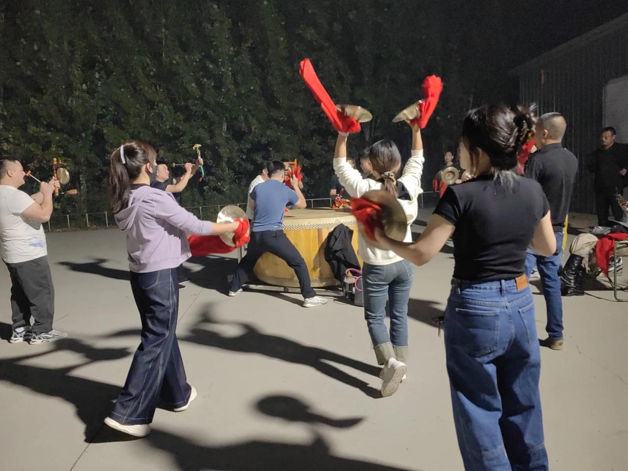 以前收秋种麦，白天忙活一天，晚上还得剥半宿棒子，是一年当中最忙碌的时候，累的是腰
