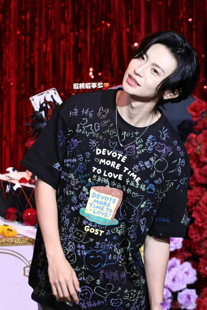 小鬼哭了 从偶练到现在的舞台，小鬼盯着屏幕那几秒里，大概走过了这六年的全部路吧。