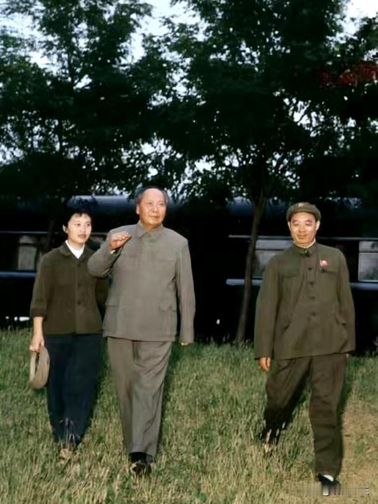 历史时光
一次视察途中主席和机要秘书张玉凤，中央警卫局负责人汪东兴在专列旁边的在