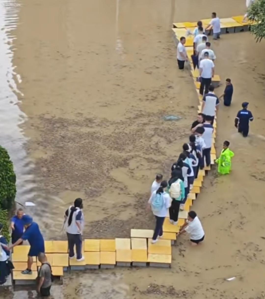 课桌搭起生命桥 暴雨校园上演暖心撤离
 
受强降雨影响，福建福安职业技术学校校园
