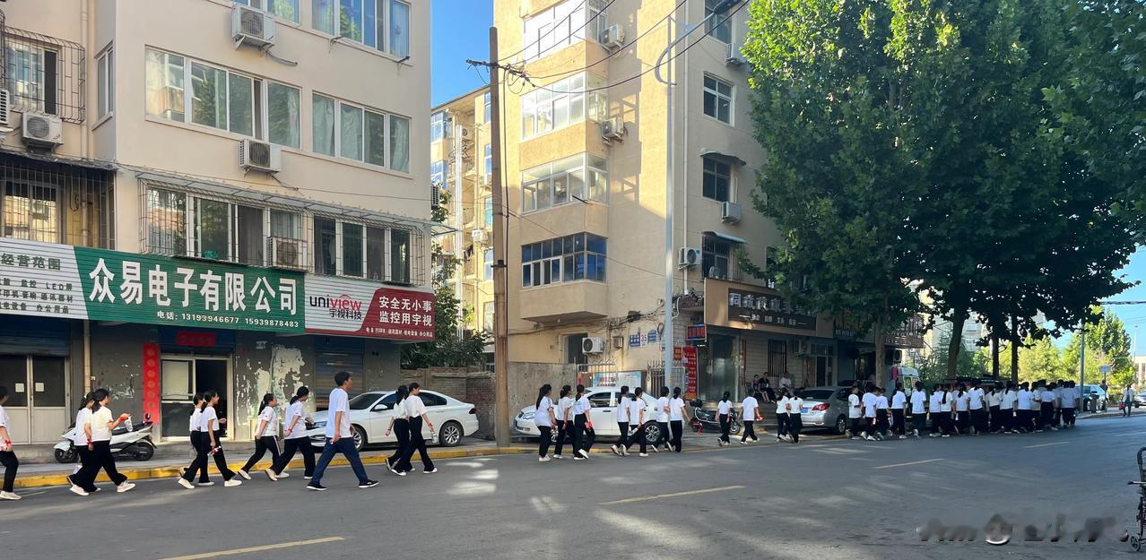  现在初中新生的军训就和“闹着玩一样”，时间短没有一点强度。
今天下午和同事在一