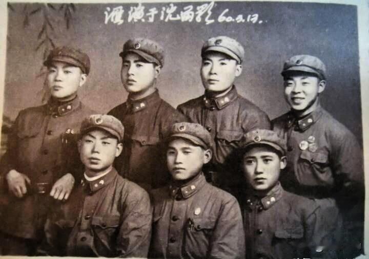 老照片：雷锋身处文艺演出队伍后排右侧第一位，神态端正平和，记录下他过往的日常瞬间
