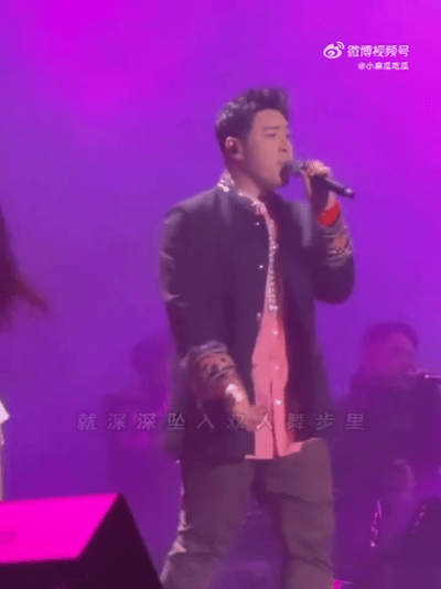 哈哈哈
“爱你老己”潘玮柏是真听进去了
轻松从从潘玮薄变成了潘玮厚，虽然胖了但一