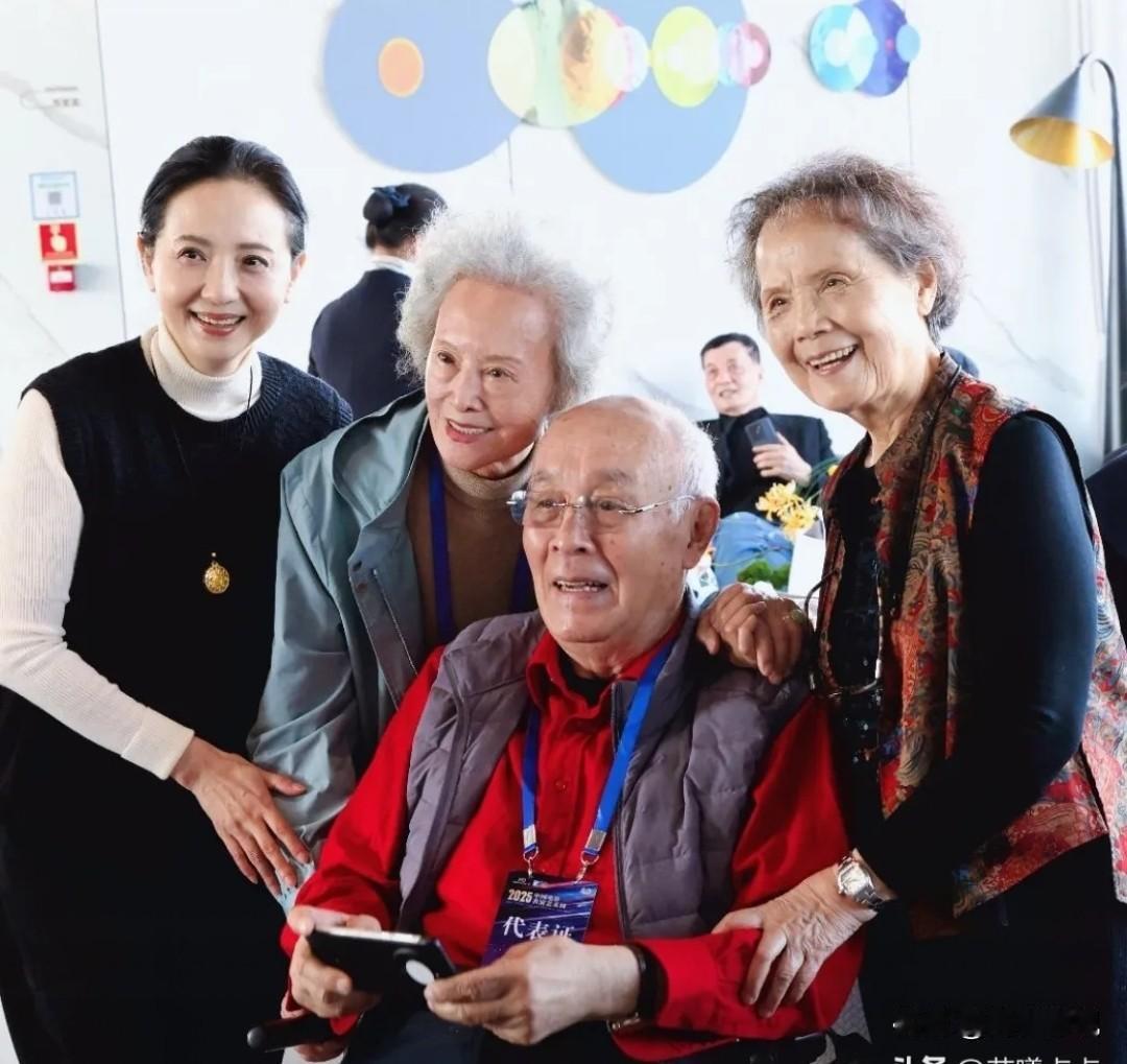 仔细看，站在后面的高放、贺小书，还有坐着的许还山三位老艺术家，如今虽然年龄大了，