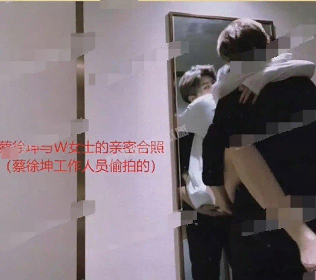 #蔡徐坤W女士亲密照#大瓜！狗仔曝蔡徐坤跟另一个情人17岁时发生关系？并曝光疑似