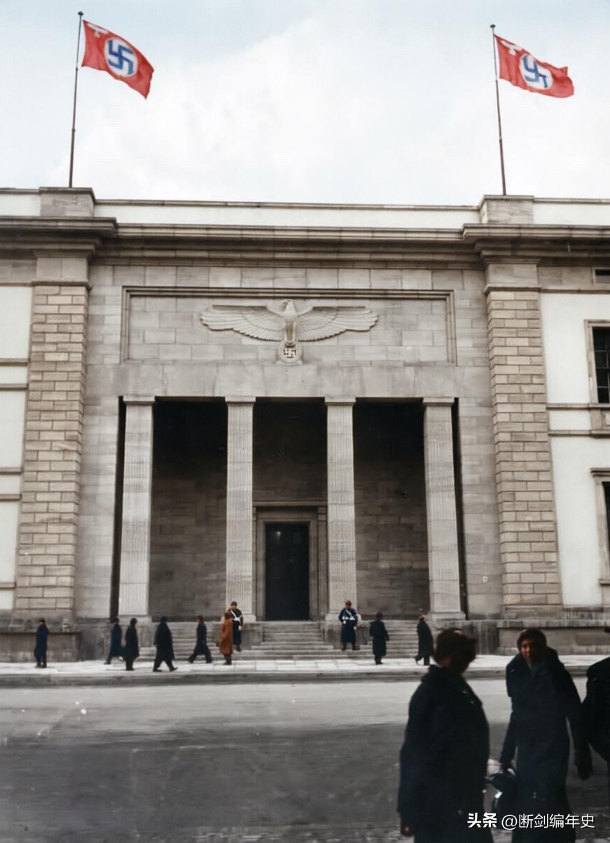 新帝国总理府于1939年建成，耗资9000万帝国马克。这座建筑由希特勒的御用建筑