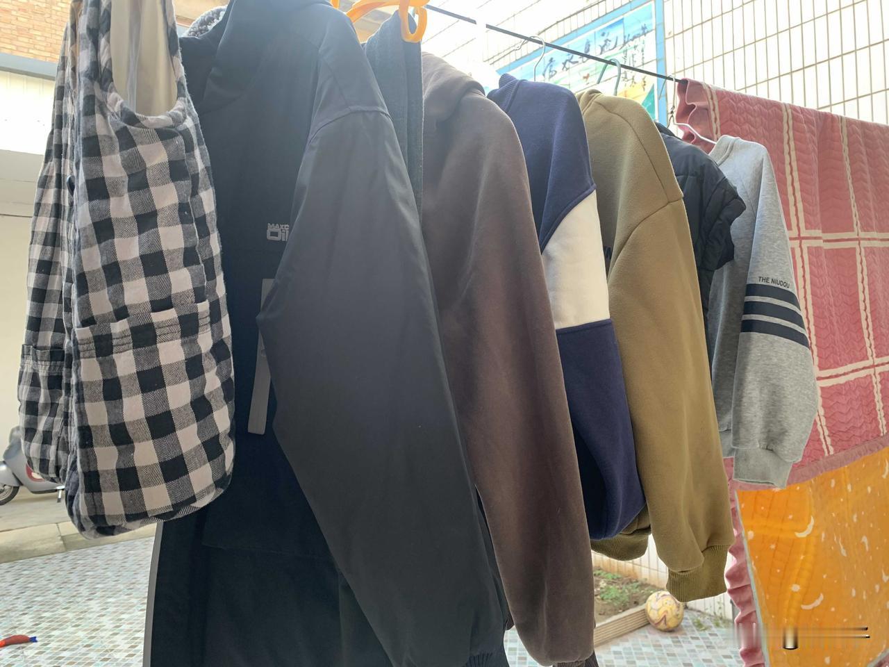 你会捡旧衣服给孩子穿吗？小姑子今天送了一包她孩子的旧衣服，两个孩子相差3岁，我儿