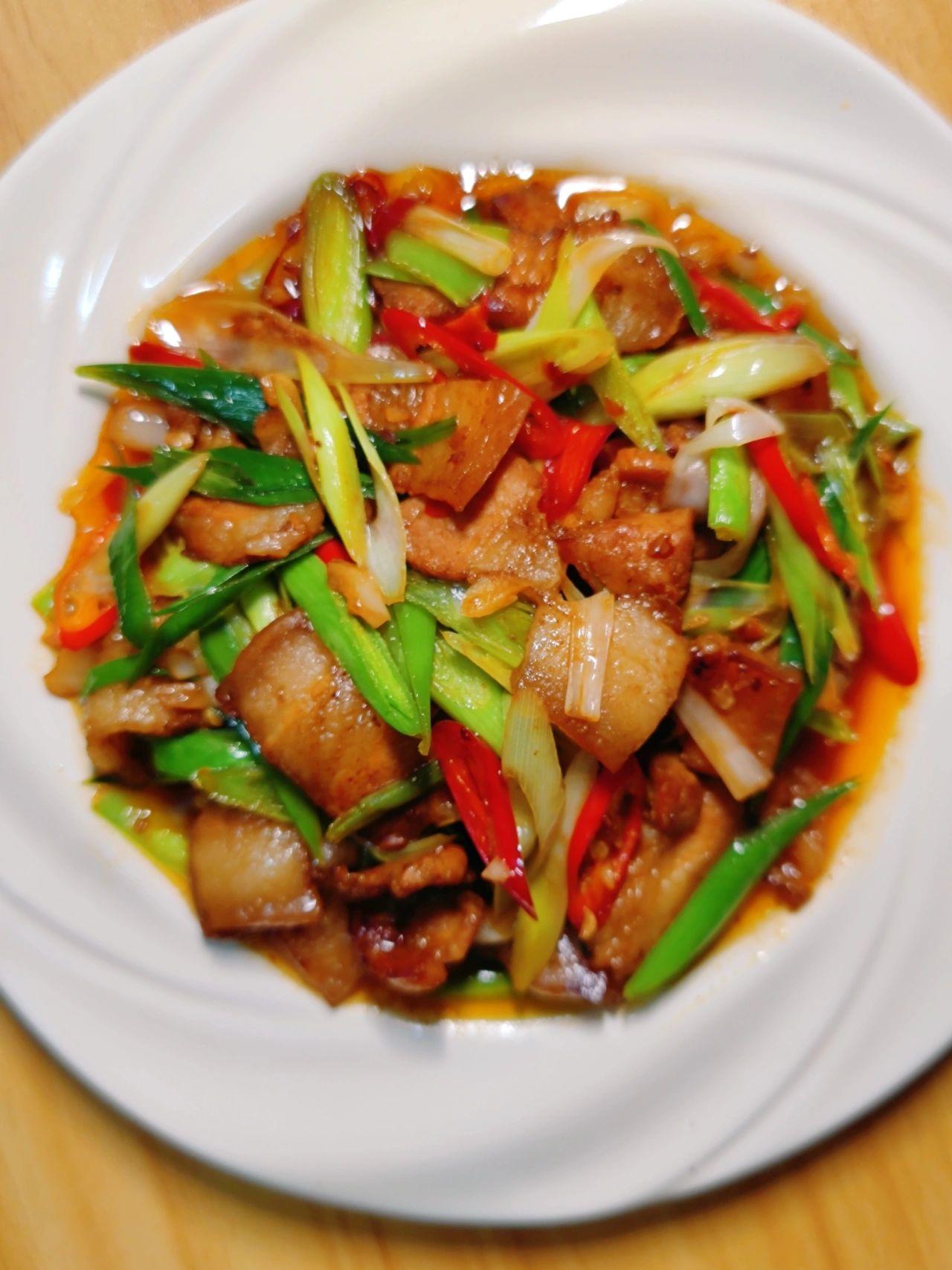 今天是巨下饭的蒜苗炒五花肉，啥也不说我已经干了两大碗了，真的麻麻香啊！
如果在菜