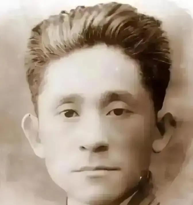 1923年，车耀先被敌人打碎颅骨，战友以为他死了，便脱掉他的衣服，丢进弹坑，就地